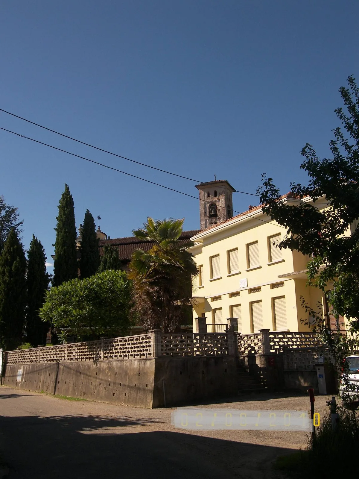 Una via di paese con la chiesa sullo sfondo nelle colline vercellesi
