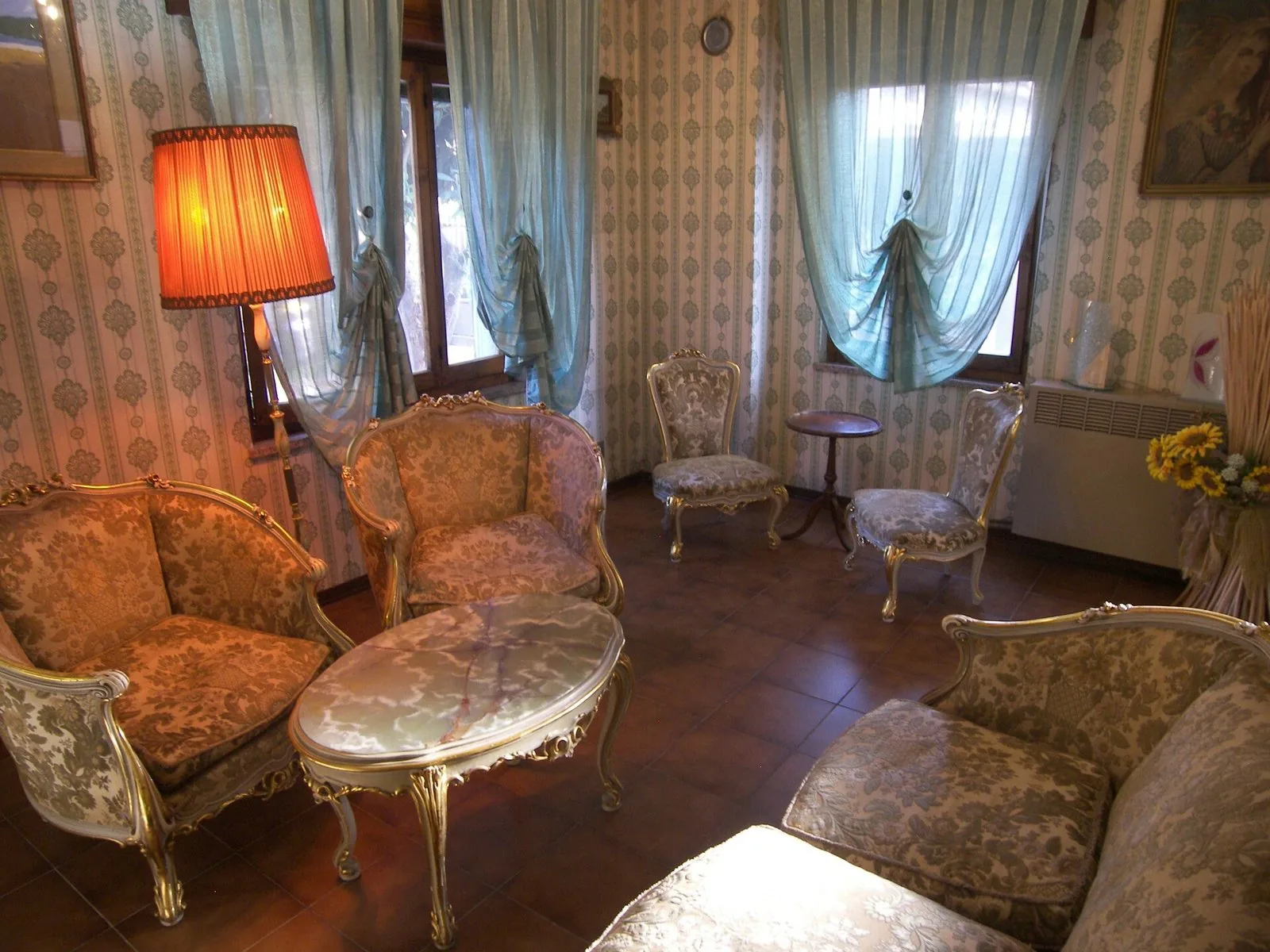 Il salotto di Casa Aura con le poltrone in damasco