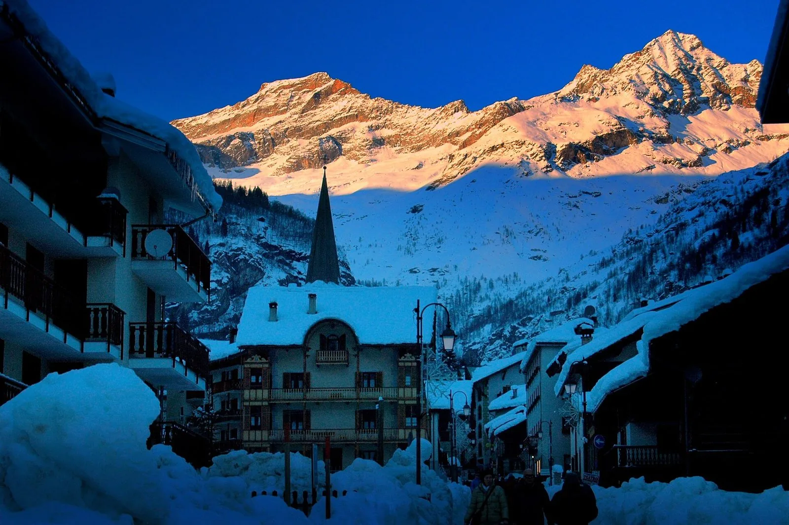 Alagna Valsesia con le cime del Monte Rosa illuminate al tramonto