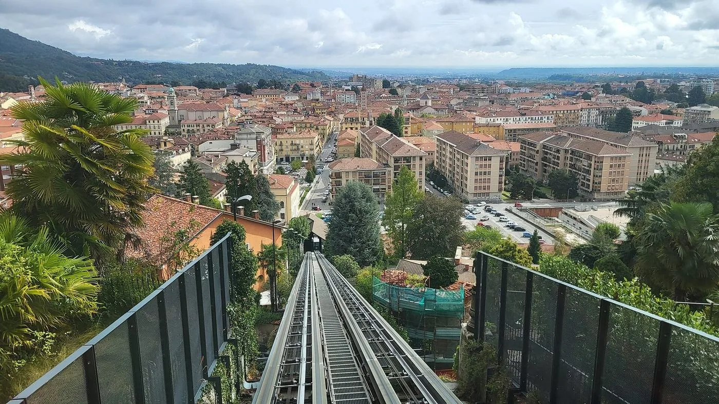 La linea in salita che collega la parte bassa di Biella al borgo del Piazzo