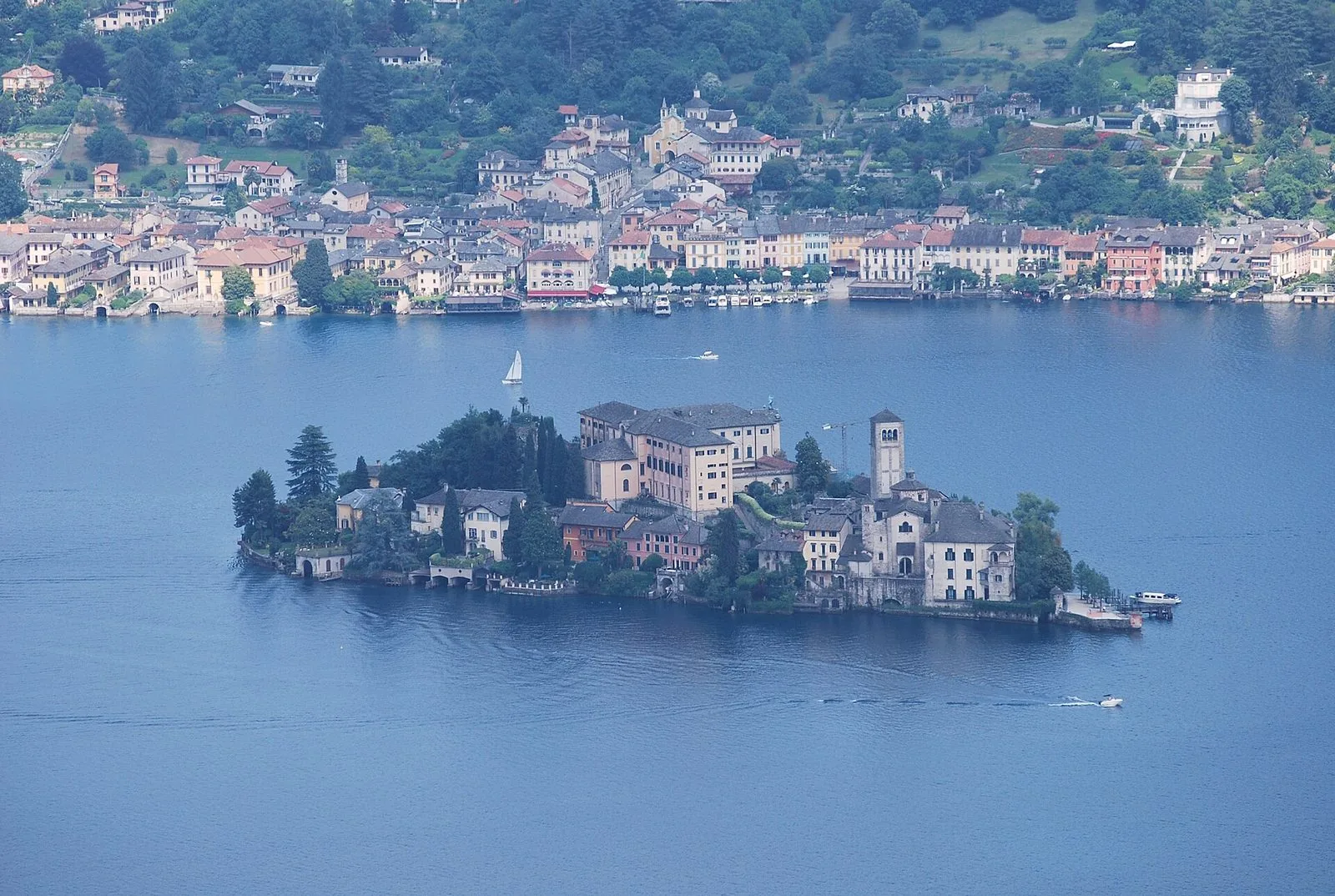L'Isola di San Giulio vista dall'alto, con il borgo di Orta sullo sfondo