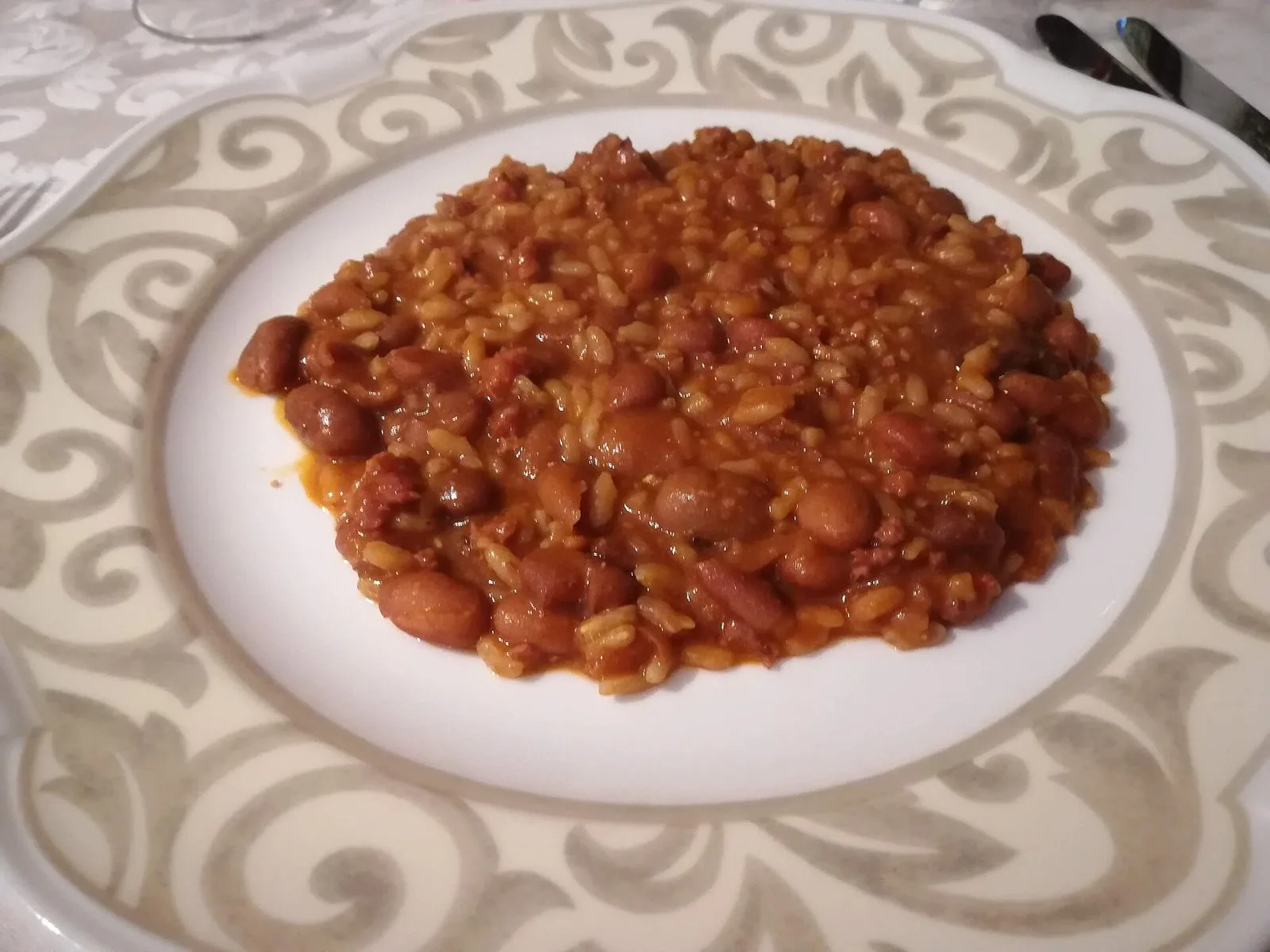 Un piatto di panissa vercellese, risotto con fagioli e salame