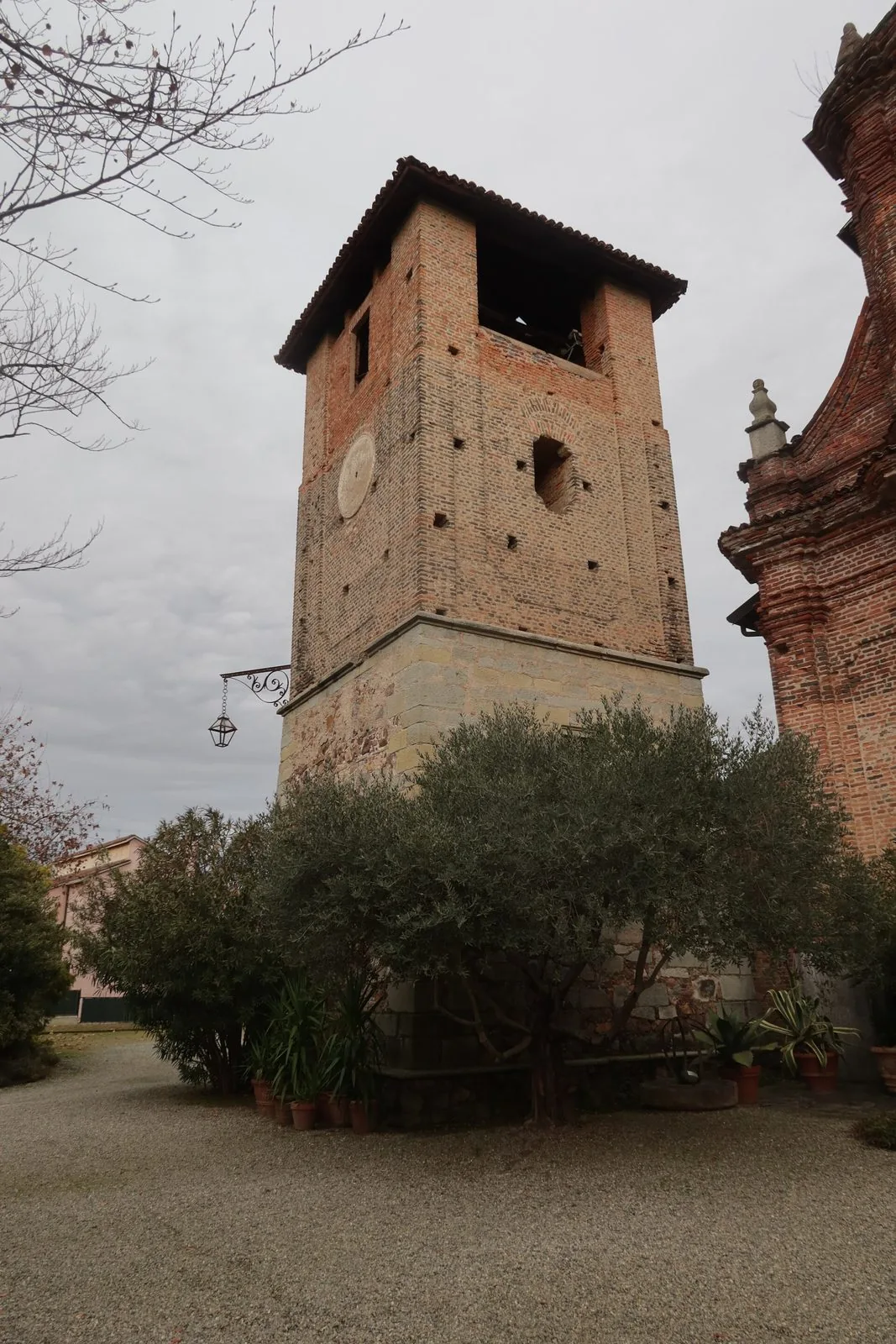 Il campanile in mattoni della chiesa di Sant'Eusebio a Roasio
