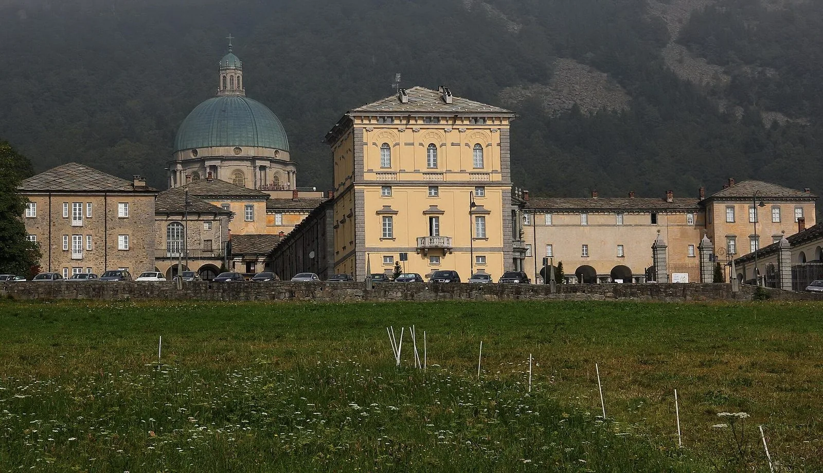 Il piazzale e la cupola del Santuario di Oropa